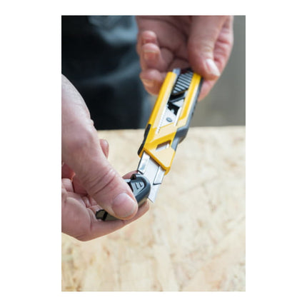 Nóż STANLEY AUTOLOCK szerokość ostrza 18 mm długość 175 mm ( 4000787675 )