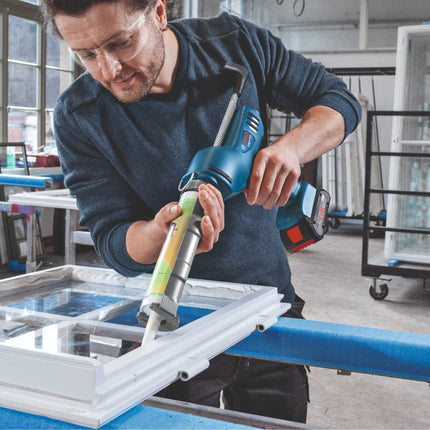 Bosch GCG 18V-310 Professional akumulatorowy pistolet do uszczelniania 18 V 310 ml 3,5 kN + 1x akumulator ProCORE 4,0 Ah + ładowarka